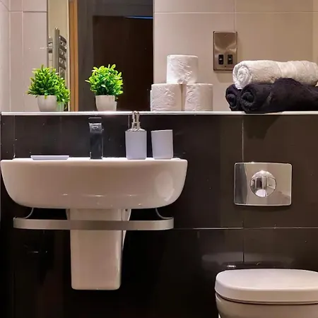 Apartment Penthouse Gem, Central, Scenic Views, Stylish, Modern, Centre 2br